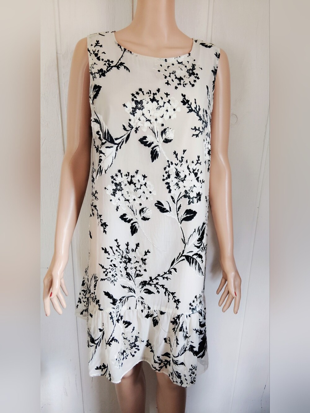 NWOT!! Moonbasa, Floral Sleeveless Shift Dress. Size L